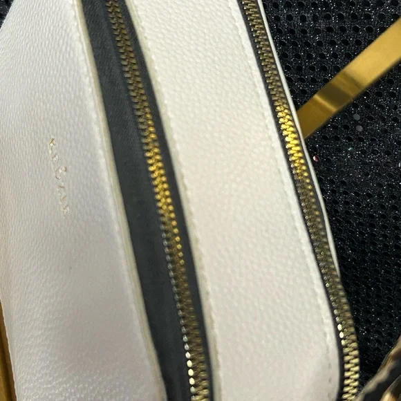 Kenzie Creme Pebbled Leather Double Zip Guitar Strap Crossbody Approx 8x4.5 x 3 - Picture 13 of 17